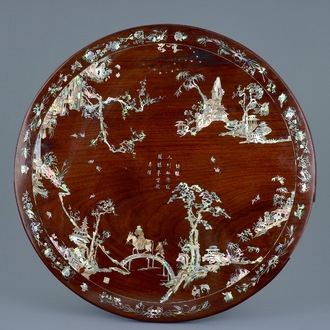 Een rond Vietnamees houten paneel ingelegd met parelmoer voor de Chinese markt, 19e eeuw